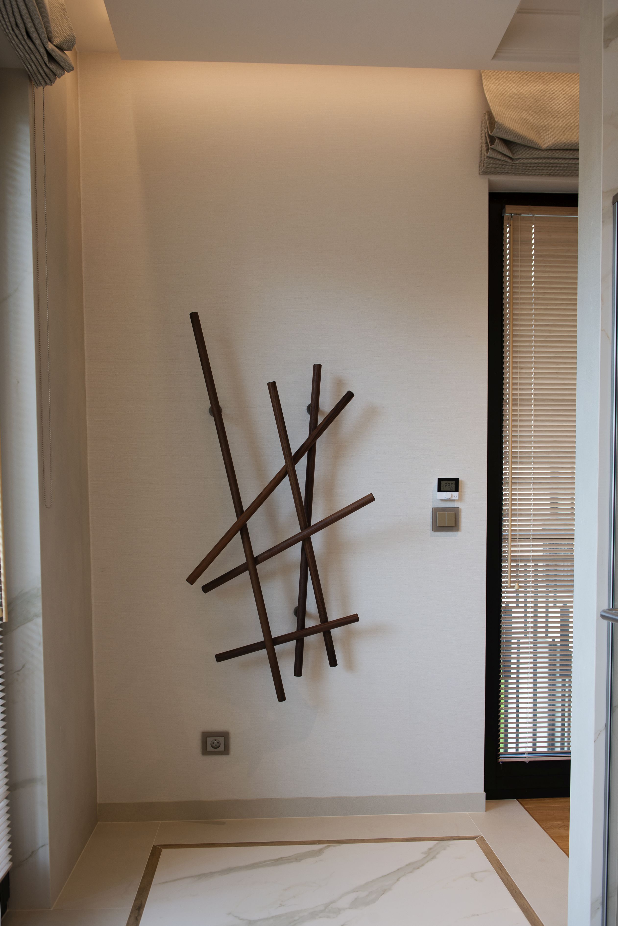 Ten wieszak - rzeźba początkowo miał znajdować się w holu, ale jego idealnym miejscem okazał się pokój kąpielowy.